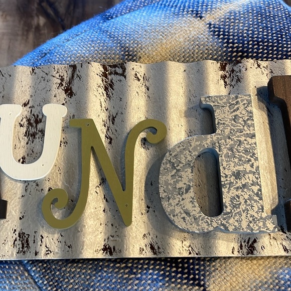 🏷️Excellent Condition Rustic Laundry Sign with Multicolor Letters - Picture 4 of 5